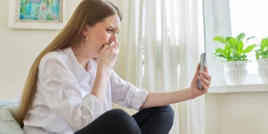 البكاء استجابةً لمشاعر جياشة ليس ضعفًا بل آلية طبيعية وضرورية للتنفيس عن المشاعر السلبية (شترستوك)