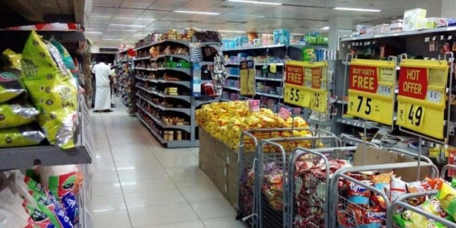 عند التسوق سيصادفك سيل من الإعلانات، لكن لا تلتقط منها إلا ما يتماشى مع قائمتك (بيكسابي)