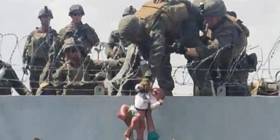 لقطة لا تنتسى للرضيع الأفغاني | وكالات