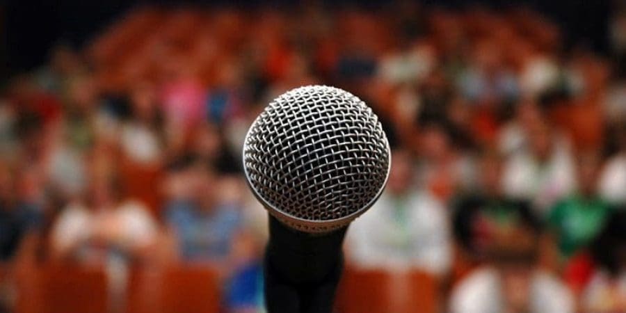 الغالبية العظمى من الناس لدرجة درجة معينة من الخوف عند الحديث أمام الجمهور.