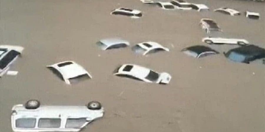 تم إعلان حالة تأهب الحمراء بعد أن غمرت المياه مترو الأنفاق فيها