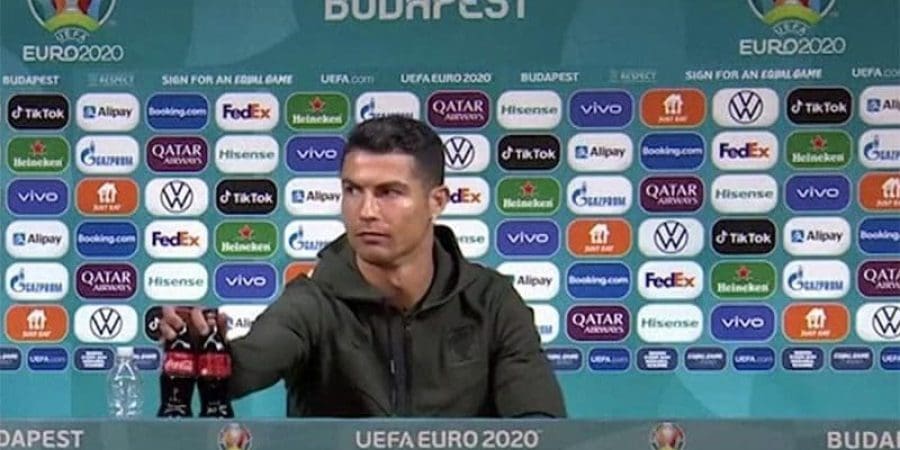 رونالدو خلال المؤتمر الصحافي وأمامه زجاجتي كوكاكولا.