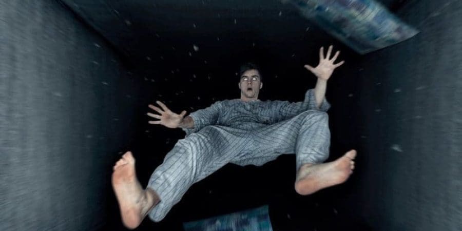 يختبر العديد من الناس الشعور بالسقوط من مكان مرتفع عند الاستغراق في النوم