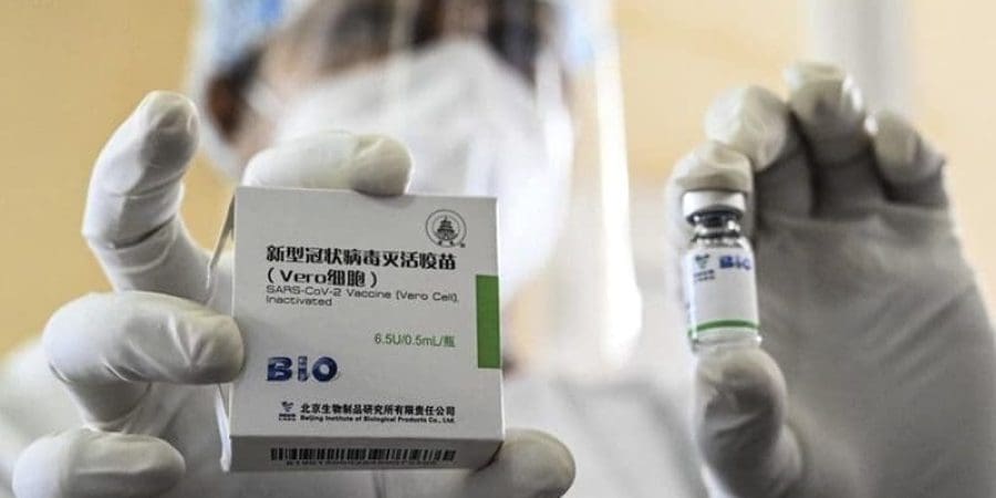 ممرض يحمل زجاجة من لقاح سينوفارم الصيني - فرانس برس.