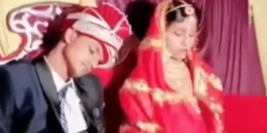 العروس جالسة بجانب العريس الذي يغرق في النوم