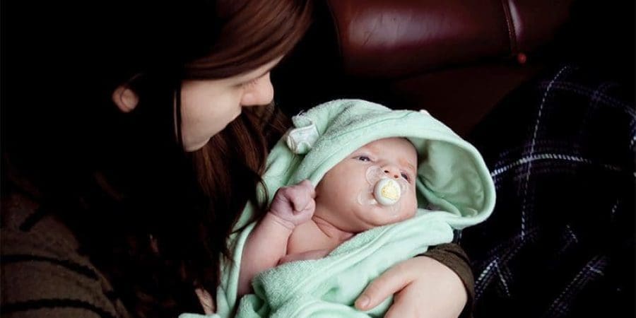 مسؤولية حماية الطفل المحتضن وتعزيز ثقته بنفسه تقع على عاتق الزوجين.