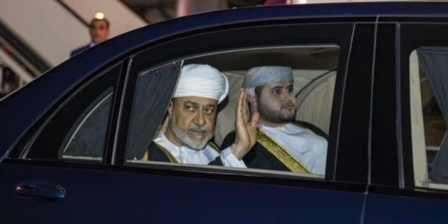 جلالةُ السُّلطان المعظم يعودُ إلى أرض الوطن