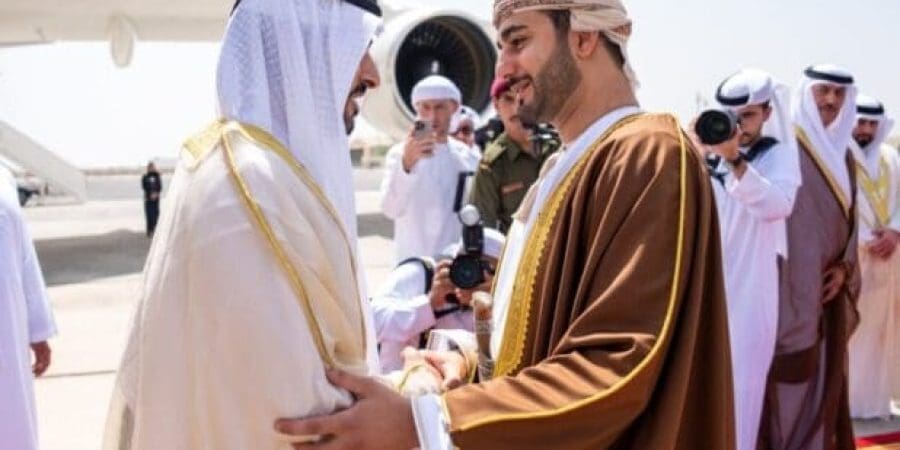 ولي عهد دبي يصل إلى البلاد