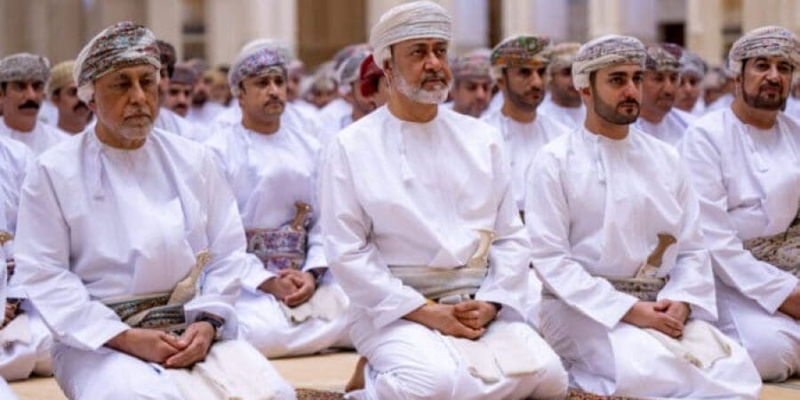 جلالةُ السُّلطان يُؤدّي صلاة عيد الأضحى بولاية نزوى