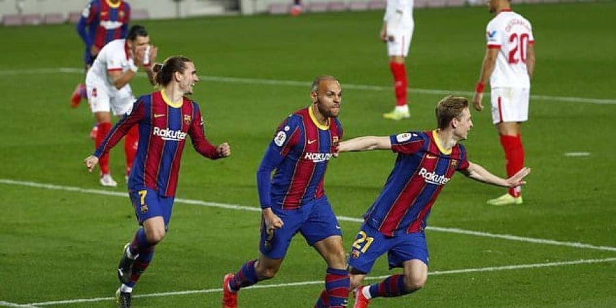 فرحة لاعبي البرشا بالهدف الثالث في المباراة