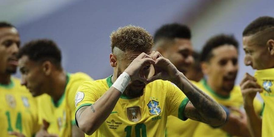 نيمار يحتفل بتسجيله هدف البرازيل الثاني