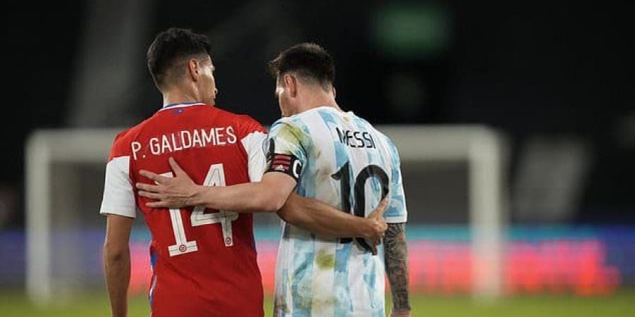 بابلو يواسي ميسي بعد نهاية المباراة