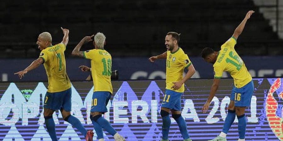 فرحة لاعبي البرازيل بالهدف الرابع