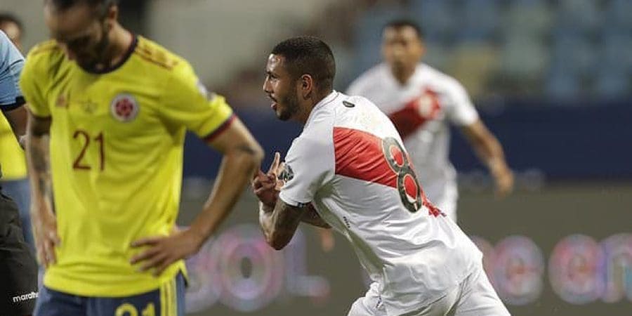 فرحة لاعبي بيرو بهدف الفوز