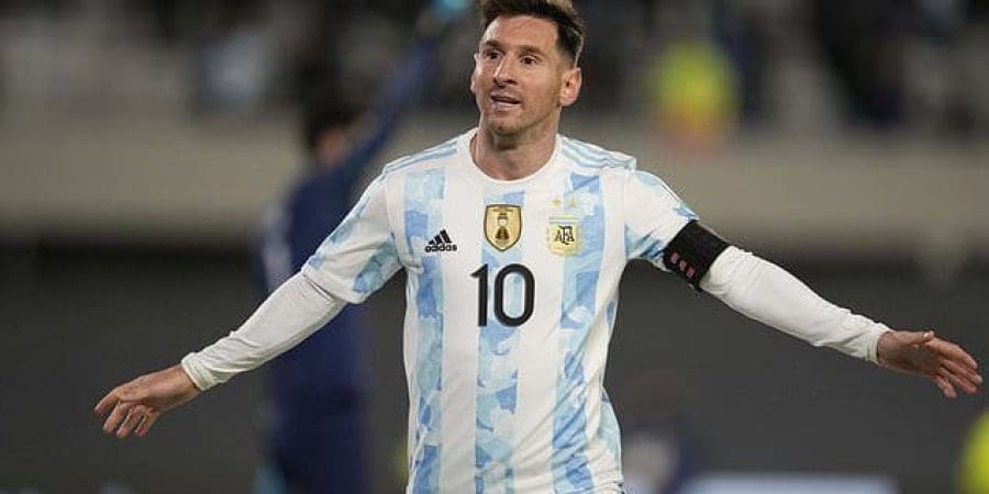 ميسي يحتفل بعد تسجيله الهاتريك