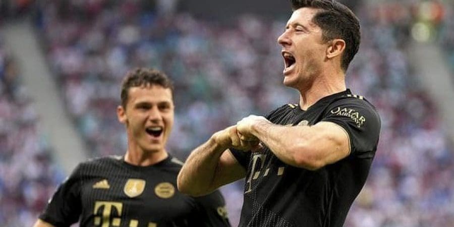 ليفاندوفسكي يعبر عن فرحته بالهدف بطريقته الخاصة