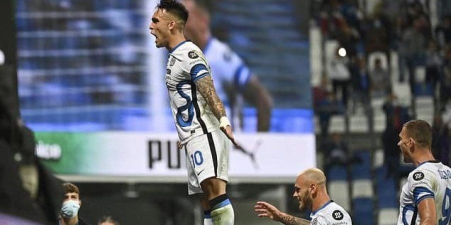 لاوتارو مارتينيز يحتفل بعد تسجيل هدف الفوز