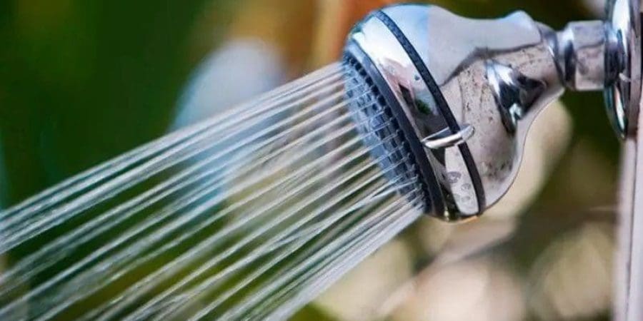 يوفر الدش هذين الأمرين (الماء والمعدن)، ما يجعله مسارا مثاليا