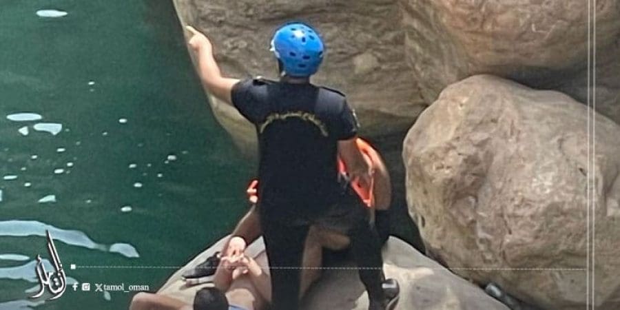 انقاذ مواطن بعد سقوطه من أعلى جبل بولاية ⁧وادي بني خالد،