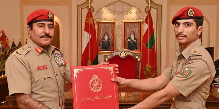 قائد الجيش السلطاني العُماني يُسلّم شهادة البراءة السلطانية لعدد من الضباط
