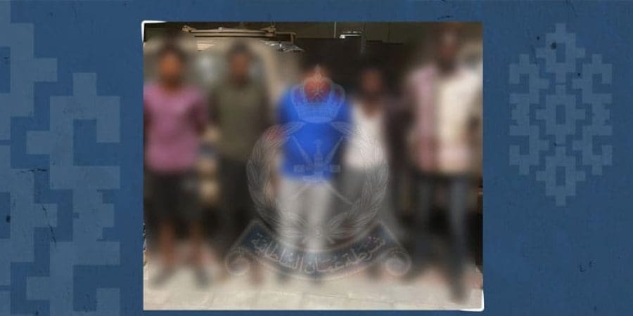 القبض على 5 أشخاص بولاية السيب بتهمة التسلل وتسهيل عبور المتسللين