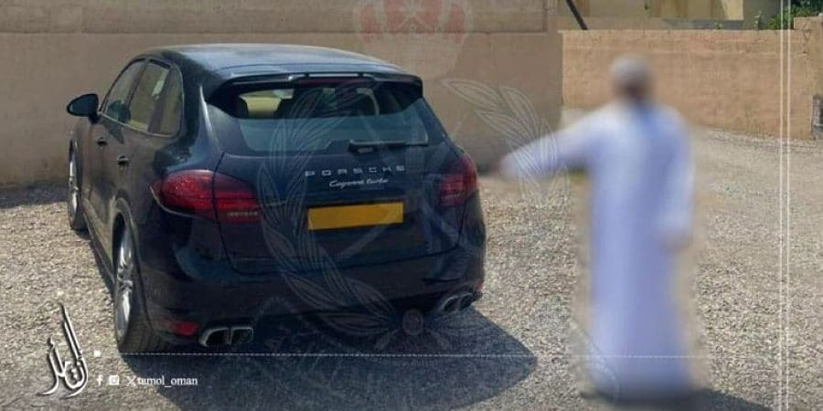 القبض على شخص لقيامه بسرقة مركبة ومبالغ مالية ومقتنيات شخصية من عدة مركبات أخرى بولاية السويق