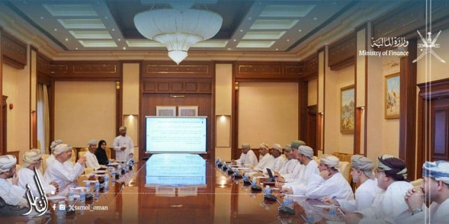 وزير المالية يلتقي بالمحافظين