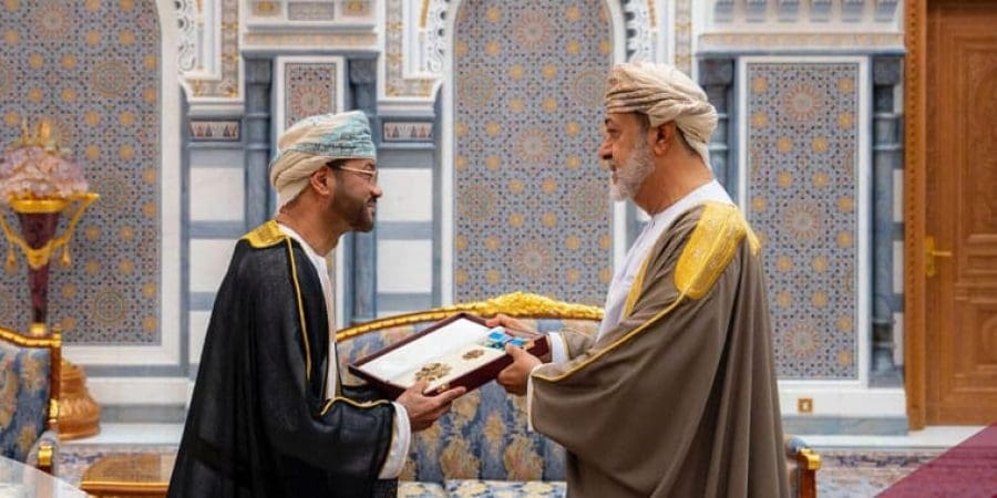 جلالة السلطان يمنح وزير الخارجية وسامَ الإشادة السُّلطانيّة من الدّرجة الأولى