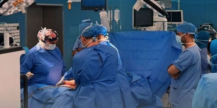 كوادر عمانية تقود التميّز في الجراحة الروبوتية بالمستشفى السلطاني