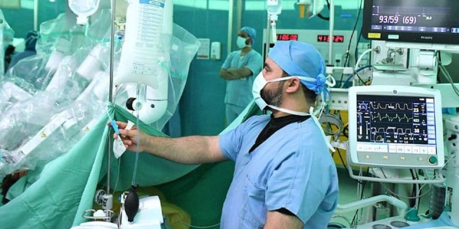 إجراء أوّل عمليّة جراحية باستخدام الرّوبوت الجراحي في سلطنة عُمان