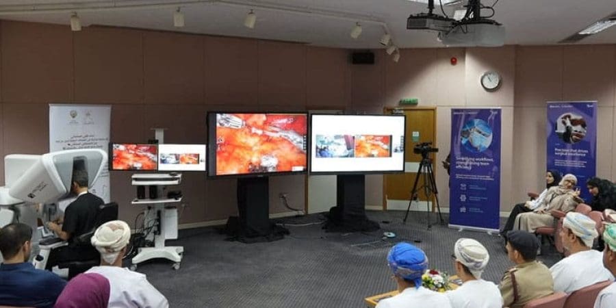 المستشفى السُّلطاني يُجري أول عملية في تخصُّص المسالك البولية عن بُعد