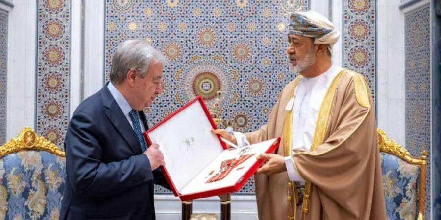 جلالة السُّلطان المُعظّم يمنح وسام لمعالي الأمين العام للأمم المتحدة.