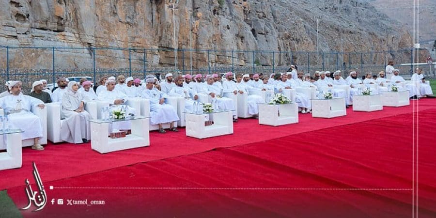 تسليم وحدات ومنح أراضٍ سكنية وتوقيع عقود استثمارية في كمزار بـ "مسندم"