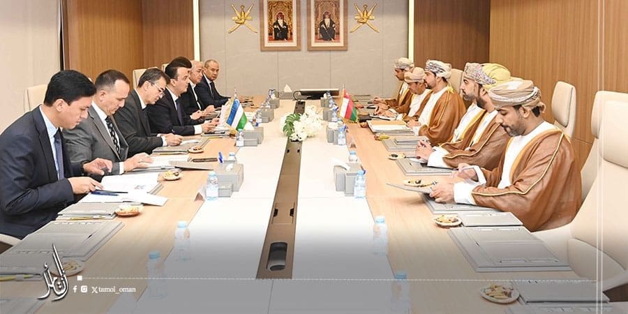 سلطنة عُمان وأوزبكستان تبحثان تعزيز التعاون الاستثماري والصناعي والتجاري