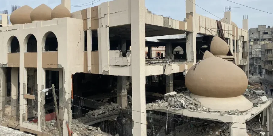 صورة لمسجد السلام المدمر الذي صدح بالأذان لأول مرة بعد أشهر، بعد تدمير الاحتلال معظم مساجد غزة