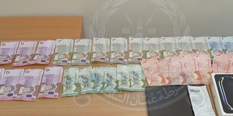 القبض على شخصين لسرقتهما مبالغ مالية وأجهزة إلكترونية من عدة محال تجارية في ولاية نزوى