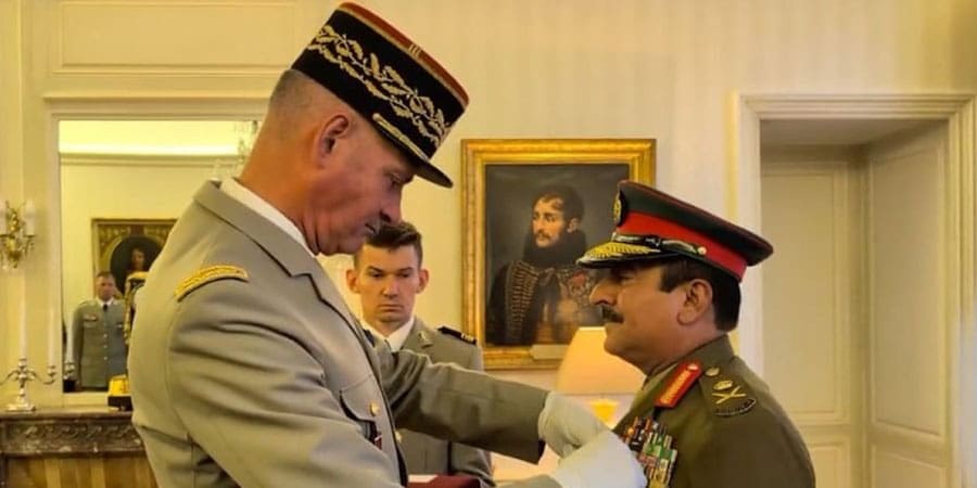 الحكومة الفرنسية تمنح قائد الجيش السُّلطاني العُماني وسام جوقة الشرف الوطني