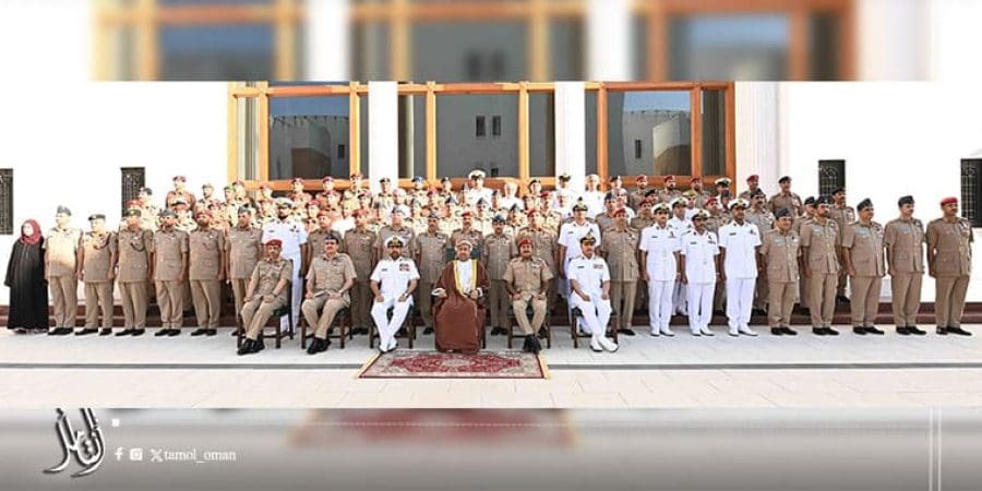 القائد الأعلى يُنعم بميداليتي الخدمة الممتازة والثناء السلطاني