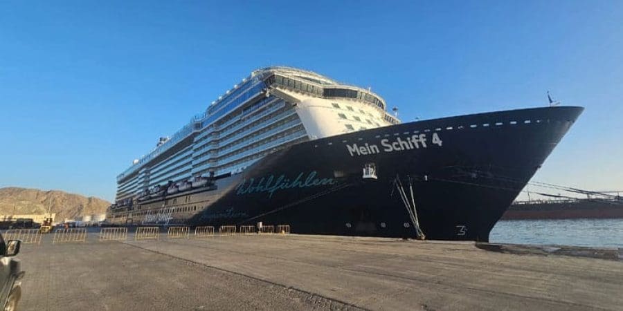 ميناء السُّلطان قابوس يستقبل سفينة سياحية عالمية