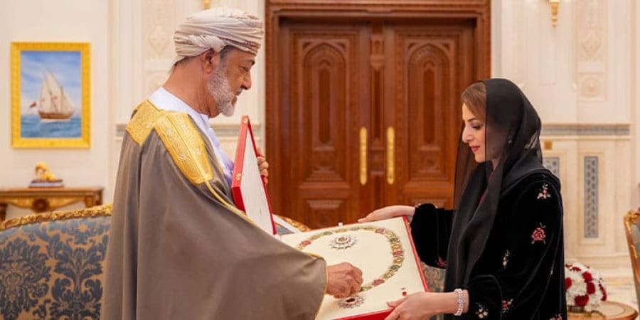 جلالة السلطان يمنح السيدة الجليلة “وسام الشرف الأعظم”