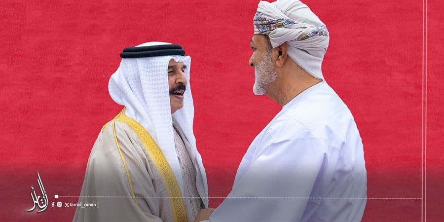سلطان عمان يودع ملك البحرين