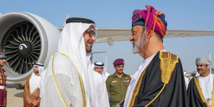 الرئيس الإماراتي يصل إلى صلالة في زيارة خاصة.. وجلالة السلطان المعظم في مقدمة مستقبليه