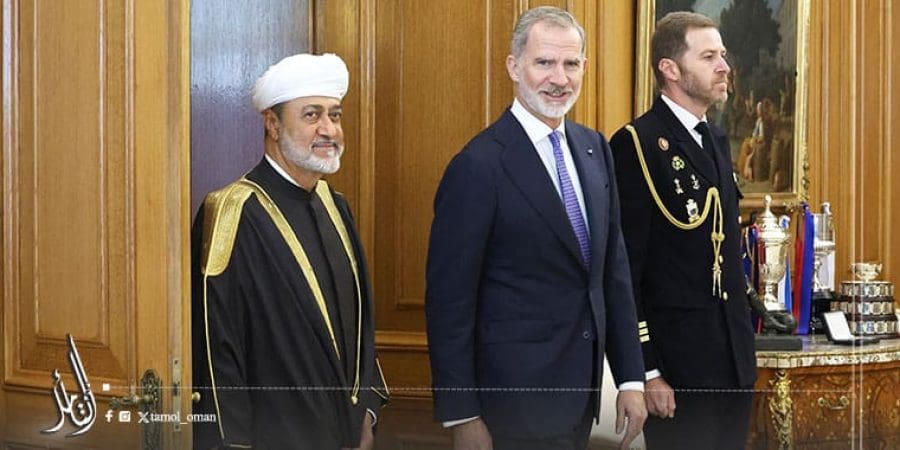 جلالة السلطان وملك إسبانيا يتبادلان الأوسمة والهدايا التذكارية