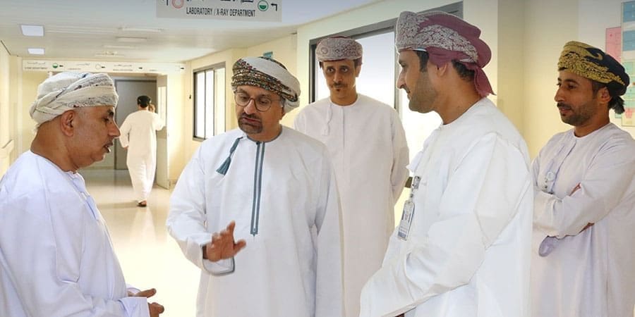 وزير الصحة يزور مستشفى الرستاق