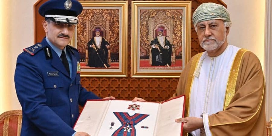 جلالة السلطان يمنح قائد القوات الجوية السعودية وسام ‎عُمان العسكري