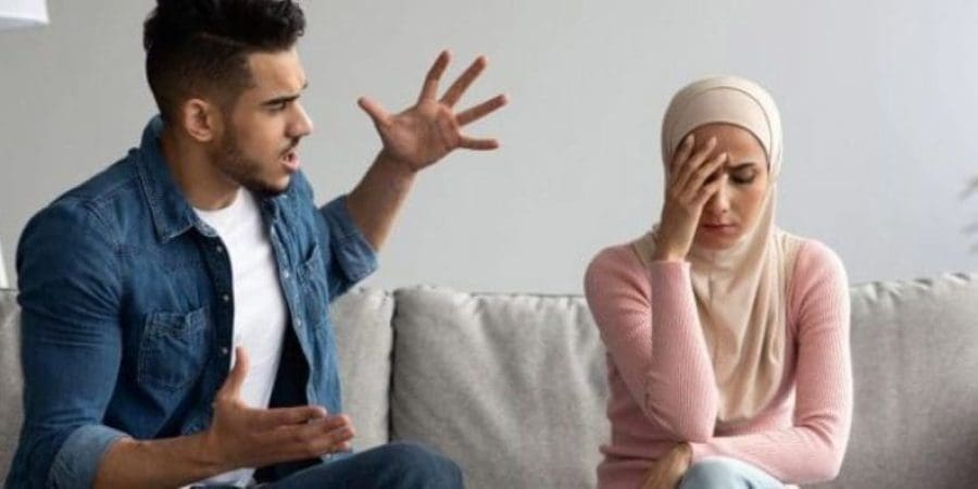 أبحاث علم النفس والعلاقات تُظهر أن المشاكل المالية بين الزوجين وعدم الاستقرار المادي أو الوضوح والمشاركة وامتلاك حرية اقتصادية معينة