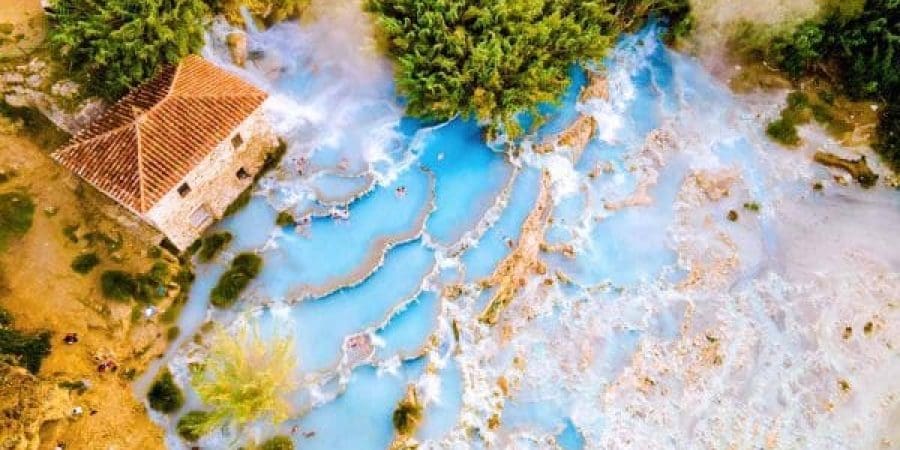 ينبوع كاسكات ديل مولينو من أشهر ينابيع تيرمي دي ساتورنيا في إيطاليا